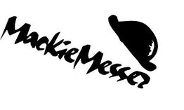 Schwarzer Schriftzug „Mackie Messer“ mit stilisiertem Hut als Teil des Designs auf weißem Hintergrund.