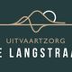 Logo van Uitvaartzorg De Langstraat met gestileerde lijntekening van een landschap en zon.