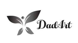 Logo di DadArt con figura stilizzata a forma di farfalla grigia e testo elegante.