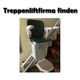 Treppenlift an einer Treppe montiert, mit der Überschrift "Treppenliftfirma finden" darüber.