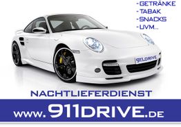 Weißer Sportwagen mit Werbung für Nachlieferdienst: Getränke, Tabak, Snacks und mehr.