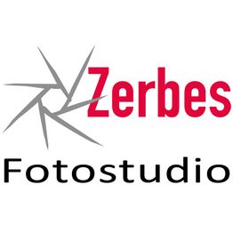 Logo von Zerbes Fotostudio mit stilisierter Kamera-Blende in Grau und Schrift in Rot und Schwarz.