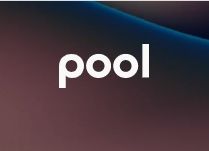 "Das Wort 'pool' in weißer Schrift auf einem dunklen, abstrakten Hintergrund."