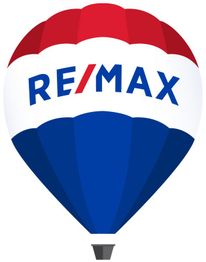 Heißluftballon in Rot, Weiß, Blau mit "RE/MAX"-Logo.