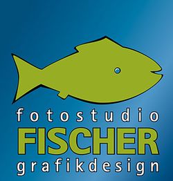 Logo mit grünem Fisch und Text: fotostudio FISCHER grafikdesign auf blauem Hintergrund.