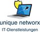 Laptop mit gesprungenem Bildschirm und Schild, Text: unique networx IT-Dienstleistungen.