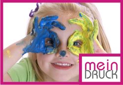 Kind mit bunt bemalten Händen lacht in die Kamera, das Logo "mein DRUCK" ist sichtbar.