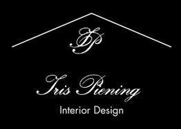 Schwarzes Logo mit weißem Text: "Iris Piening Interior Design". Oben geschwungenes Monogramm.