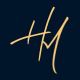 Logotipo com as letras "HM" em dourado sobre fundo azul.