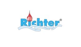 Logo mit dem Wort "Richter", einer Flamme darüber und Wellen darunter auf weißem Hintergrund.
