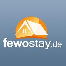 Logo von fewostay.de mit einem Haus und einer Sonne auf blauem Hintergrund.