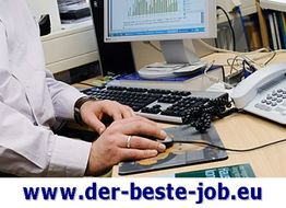 Person arbeitet am Computer, Diagramm auf dem Monitor, Telefon daneben, Webseite-Logo unten.
