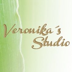 Text "Veronika's Studio" auf hellgrünem Hintergrund.