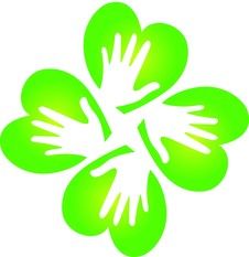 Grünes Kleeblatt aus vier Herzen mit weißen Handabdrücken in der Mitte.