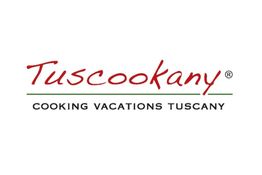 Logo di "Tuscookany", vacanze culinarie in Toscana, con testo rosso e nero su sfondo bianco.
