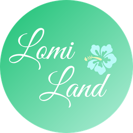 Grünes Logo mit der Aufschrift "Lomi Land" und einer blauen Hibiskusblüte.