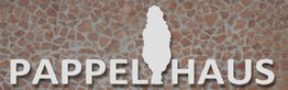 Gebäudezeichen mit Text "Pappel Haus" vor strukturiertem Hintergrund mit Silhouette eines Baums.