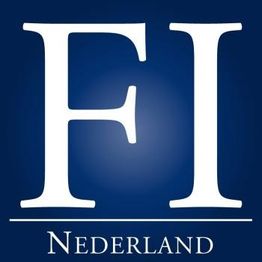 "Logo: Witte tekst 'FI Nederland' op een blauwe achtergrond."