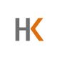 HK-Logo in Grau und Orange auf weißem Hintergrund.