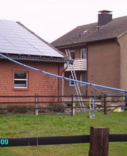 Sunny Clean reinigt Photovoltaikanlagen mit Gestänge vom Boden/ ohne Gerüst mit Reinstwasser/Puraqle