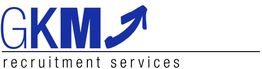 Logo von GKM Recruitment Services mit einem blauen Pfeil nach oben.