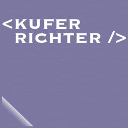 Lila Hintergrund mit weißem Text: "<KUFER RICHTER />" und einer umgeknickten Ecke unten links.
