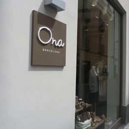 Tienda Ona en Barcelona con un escaparate de ropa y accesorios.
