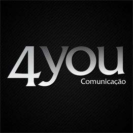 Logotipo "4you Comunicação" em fundo preto com letras cinza.