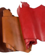 Tres piezas de cuero: marrón oscuro, marrón claro y rojo, dispuestas sobre un fondo blanco.