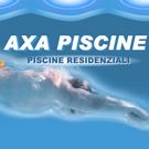 Nuotatore in piscina con testo "AXA PISCINE, PISCINE RESIDENZIALI" su sfondo blu.