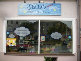Schaufenster eines Schreibwarenladens mit dem Schild "Stella's Bleistift-Himmel" über der Tür.