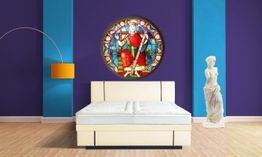 Schlafzimmer mit lila Wänden, Buntglasfenster, Stehlampe und griechischer Statue.