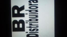 Texto "BR Distribuidora" em letras pretas sobre fundo branco, orientado verticalmente.