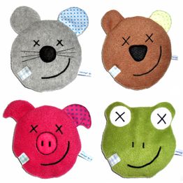 Vier bunte Kuscheltiere aus Stoff: Maus, Bär, Schwein und Frosch mit aufgenähtem Lächeln.