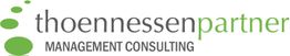 Logo von "thoenessenpartner" in Grau und Grün, mit Text "MANAGEMENT CONSULTING" darunter.