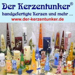 Verschiedene handgefertigte Kerzen in vielfältigen Formen und Farben vor einem blauen Hintergrund.