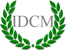 Grüner Lorbeerkranz mit Buchstaben "IDCM" in der Mitte.