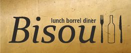 Tekst "Bisou" met daarboven "lunch borrel diner" en symbolen voor eten en drinken op een gouden achtergrond.