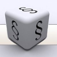 Ein weißer Würfel mit Paragraphensymbolen auf jeder Seite liegt auf einer Oberfläche.