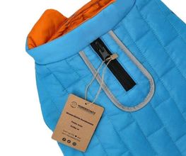 Blaue Hundejacke mit orangefarbenem Innenfutter, Reißverschluss und Etikett mit Details.