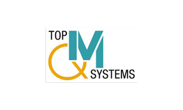 Logo mit Text: "TOP QM SYSTEMS" in Schwarz und Blau, gelbes Alpha-Symbol links vom QM.