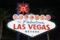 "Leuchtreklame 'Willkommen in Las Vegas, Nevada' bei Nacht mit rotem Stern obendrauf."