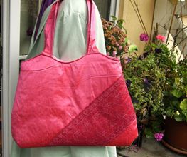 Taschen aus Seidenstoffen und applizierter Spitze