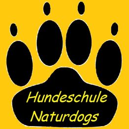 Gelber Hintergrund, schwarze Pfote, Text: Hundeschule Naturdogs.