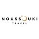 Logo de Noussouki Travel avec lune dorée intégrée dans le texte.