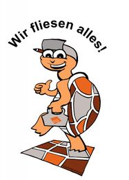 Comic-Schildkröte mit Kachelpanzer, lächelt und hält Fliese. Text: "Wir fliesen alles!"