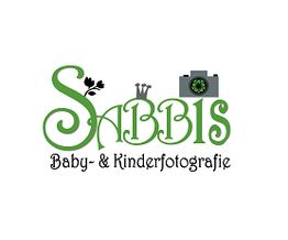Logo von "Sabbis Baby- & Kinderfotografie" mit grüner Schrift, Blume und Kamera-Symbol.