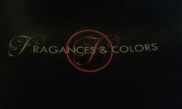 Logotipo en fondo negro que dice "Fragrances & Colors" con diseño decorativo rojo.