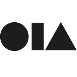Schwarze Formen: Kreis, Rechteck, Dreieck, die zusammen das Wort "OIA" bilden.