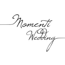 Scritta calligrafica in nero: "Momenti Wedding" su sfondo bianco.